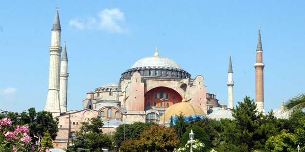 Yunan Bakan, Ayasofya'daki ezan için trip attı
