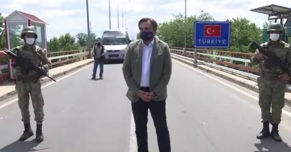 Yunan başkan yardımcısı sınırı geçerek Türk askeriyle fotoğraf çektirdi