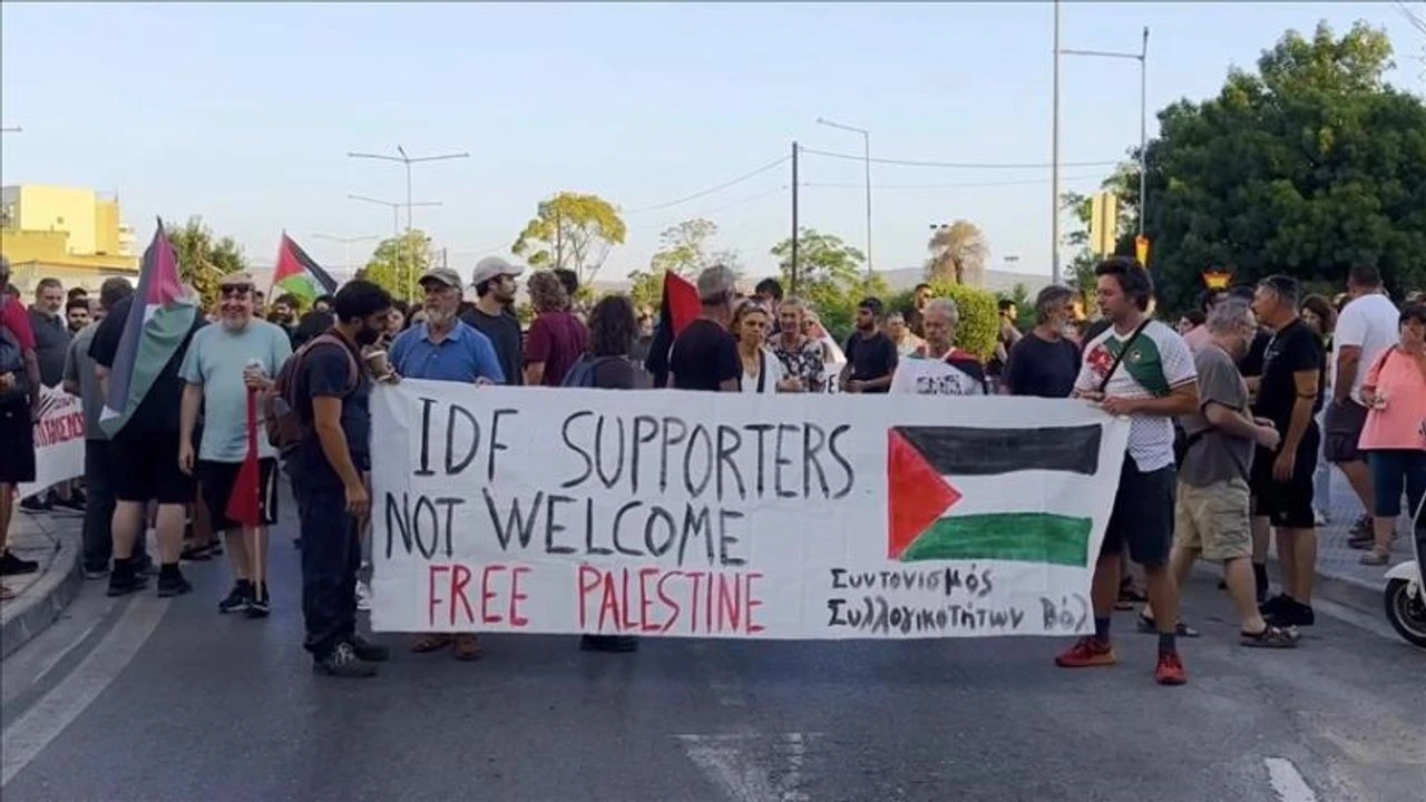 Yunan halkı Yahudileri taşıyan gemiyi protesto etti