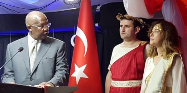 Yunan kıyafeti giyen büyükelçi geri çağrıldı