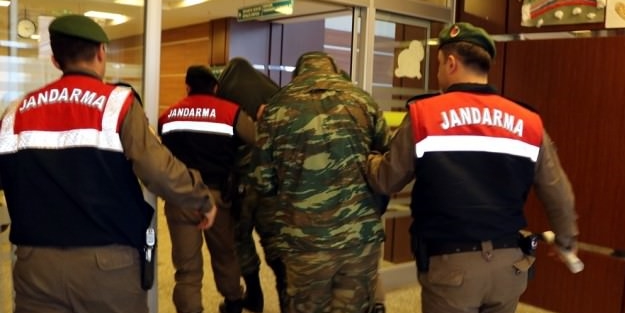Sınırı geçen askerlerin tutuklanması Yunanistan'ı sarstı!
