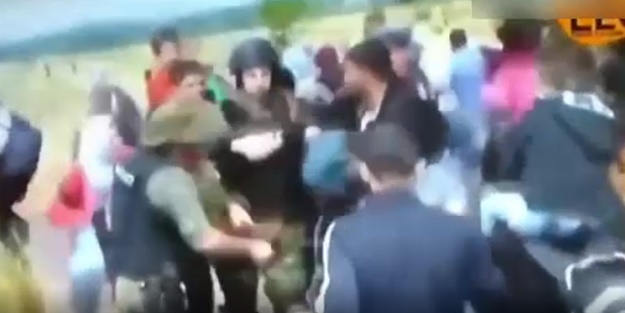 Yunan polisinin çaresiz kaldığı anlar: Baş edemeyince böyle koyverdi