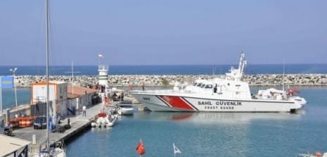 Yunan sahil güvenliği botlarına aldıkları düzensiz göçmenleri denize bıraktı 