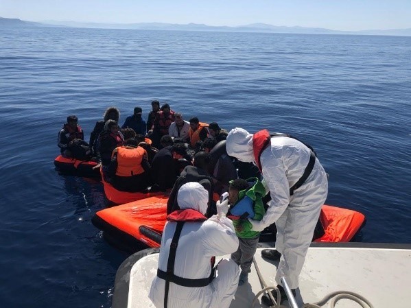 Yunan Sahil Güvenlik güçlerinin ölüme terk ettiği 30 sığınmacı kurtarıldı 