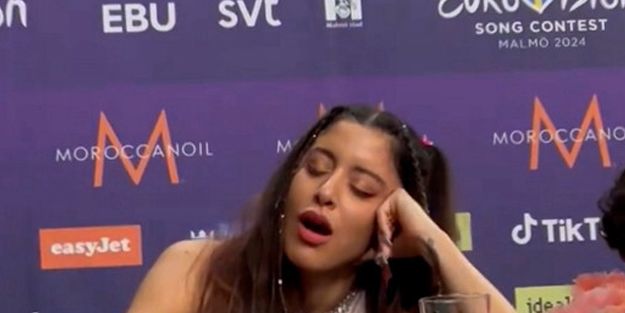 Yunan şarkıcı, protesto etti: İsrailli şarkıcıyı mimikleriyle ti'ye alarak Filistin için tepki gösterdi