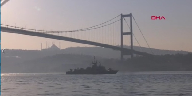 Yunan savaş gemisi İstanbul Boğazı'ndan böyle geçti
