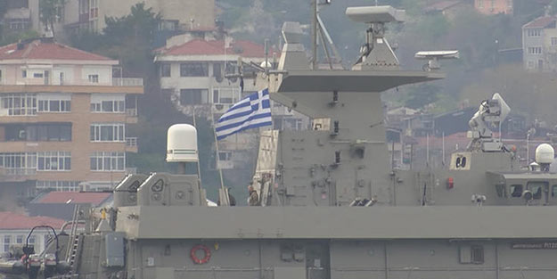 Yunan savaş gemisi İstanbul Boğazı'ndan geçti