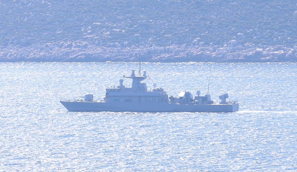 Yunan savaş gemisi Meis Adası önlerinde 