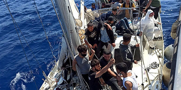 Yunan tarafından itilen 63 sığınmacı kurtarıldı