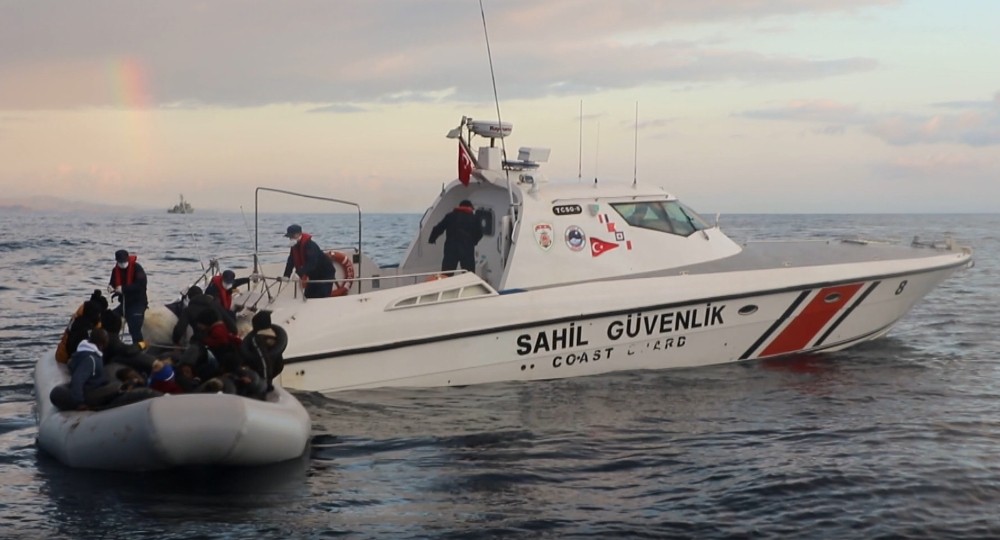 Yunan unsurları tarafından ölüme terk edilen göçmenler sahil güvenlik tarafından kurtarıldı 