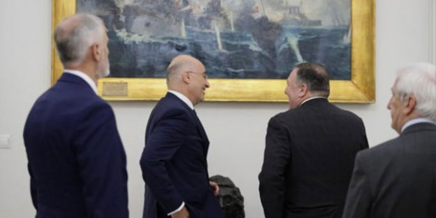 Anca poz verirsiniz... Kendi gemisini kontrol edemeyen Yunanlar, bu resim önünde Türkiye'ye gönderme yaptı!