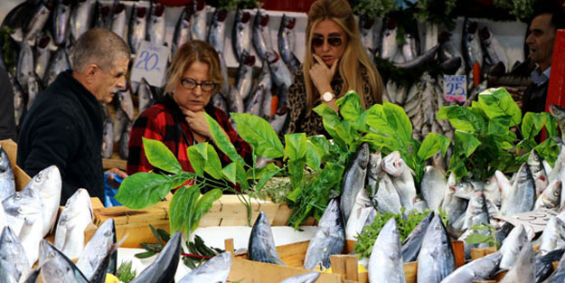 Yunan ve Bulgar turistlerin balık pazarına ilgisi büyük