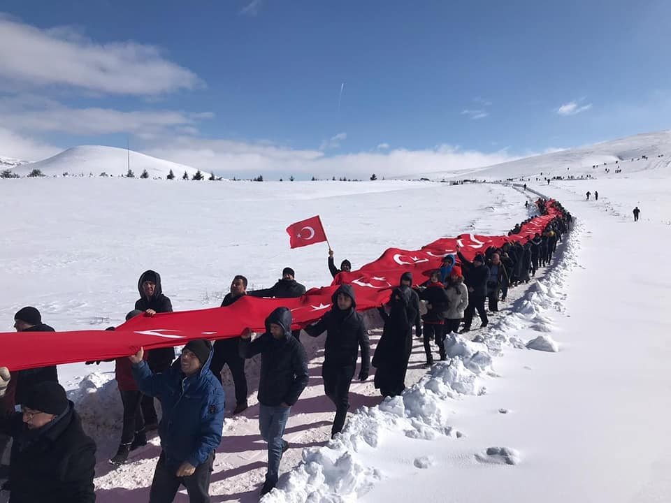 Yunan vekil, metrelerce uzunluktaki Türk bayrağı ile protesto edildi 