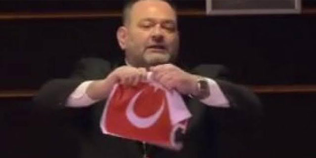 Yunan vekilin alçaklığına sert tepki: O parmakları kırarız