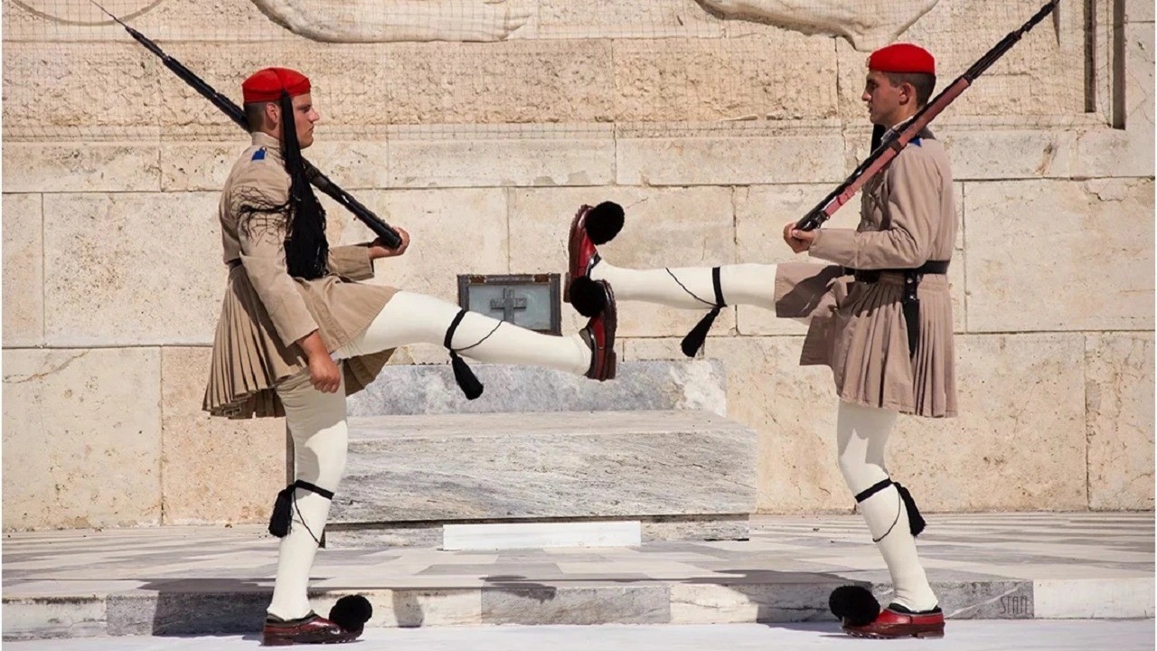 Yunanistan alarm verdi! Asker bulamıyorlar…