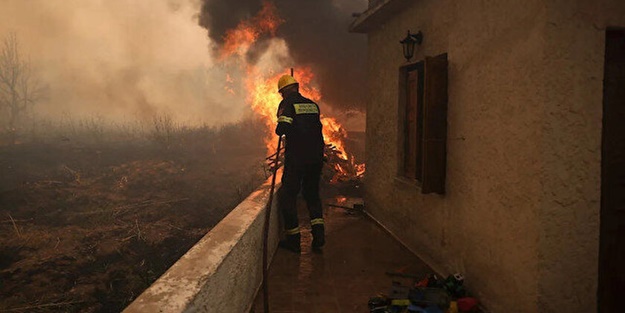 Yunanistan alev alev yanıyor!