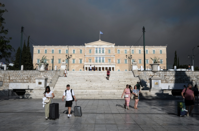 Yunanistan cehennemi yaşıyor! 9 köy ve İki hastane tahliye edildi… Yangın Atina’ya yaklaştı