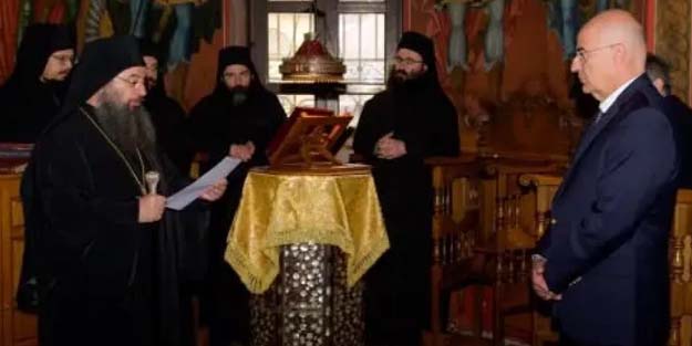 Yunanistan Dışişleri Bakanı Dendias manastırda kafayı yere çaktı