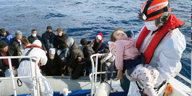 Yunanistan felakete itti! Ege açıklarında 48 düzensiz göçmen...