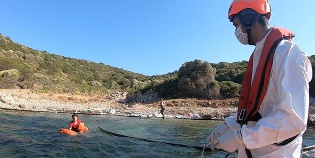 Yunanistan itti! Yüzerek Kuşadası'na çıktılar