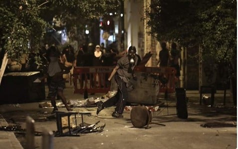Yunanistan karıştı! Gözaltılar var