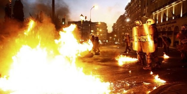 Yunanistan karıştı! Ortalık savaş alanı