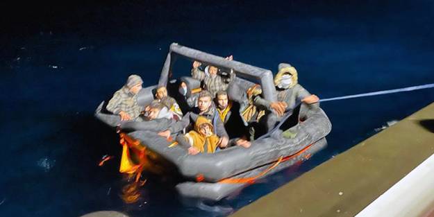 Yunanistan lastik botla ölüme terk etti Türkiye kurtardı!