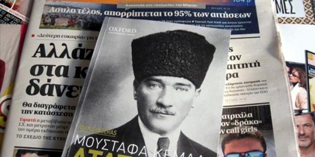 Yunanistan medyası Mustafa Kemal'in hayatını anlatan kitap dağıttı