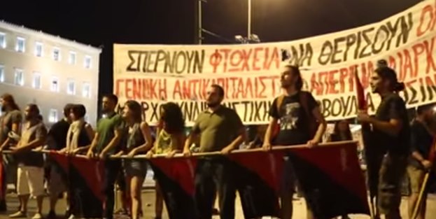 Yunanistan parlamentosunda oylama, sokakta çatışma