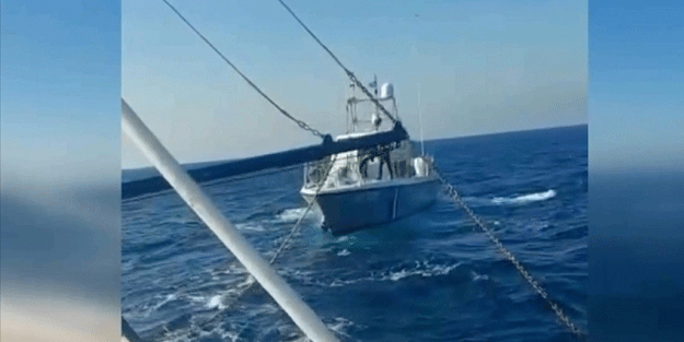 Yunanistan sahil güvenlik botları Türk balıkçı teknelerine taciz girişiminde bulunuyordu! Türk sahil Güvenliği görünce kaçacak yer aradılar