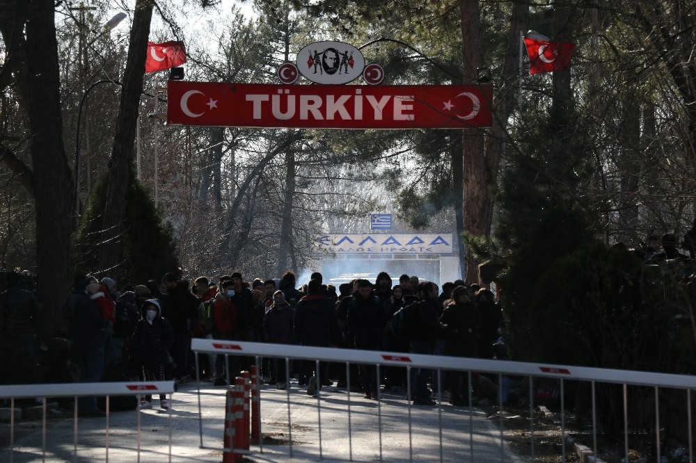 Yunanistan tampon bölgeye jiletli telle barikat kurdu 