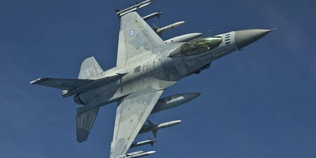 Yunanistan'a ait savaş uçağı düştü