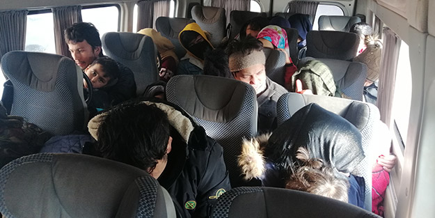 Yunanistan'a gitmek isteyen 33 kişi minibüste yakalandı
