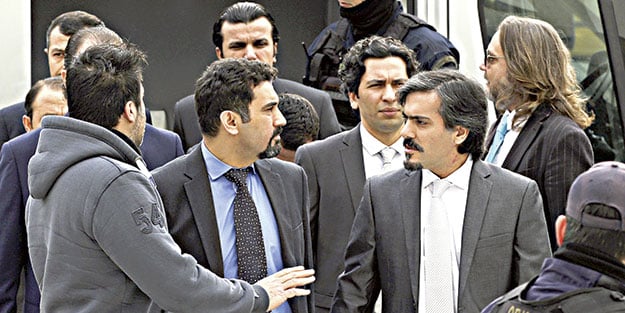 İnterpol o hainleri kırmızı bültenle arıyor!