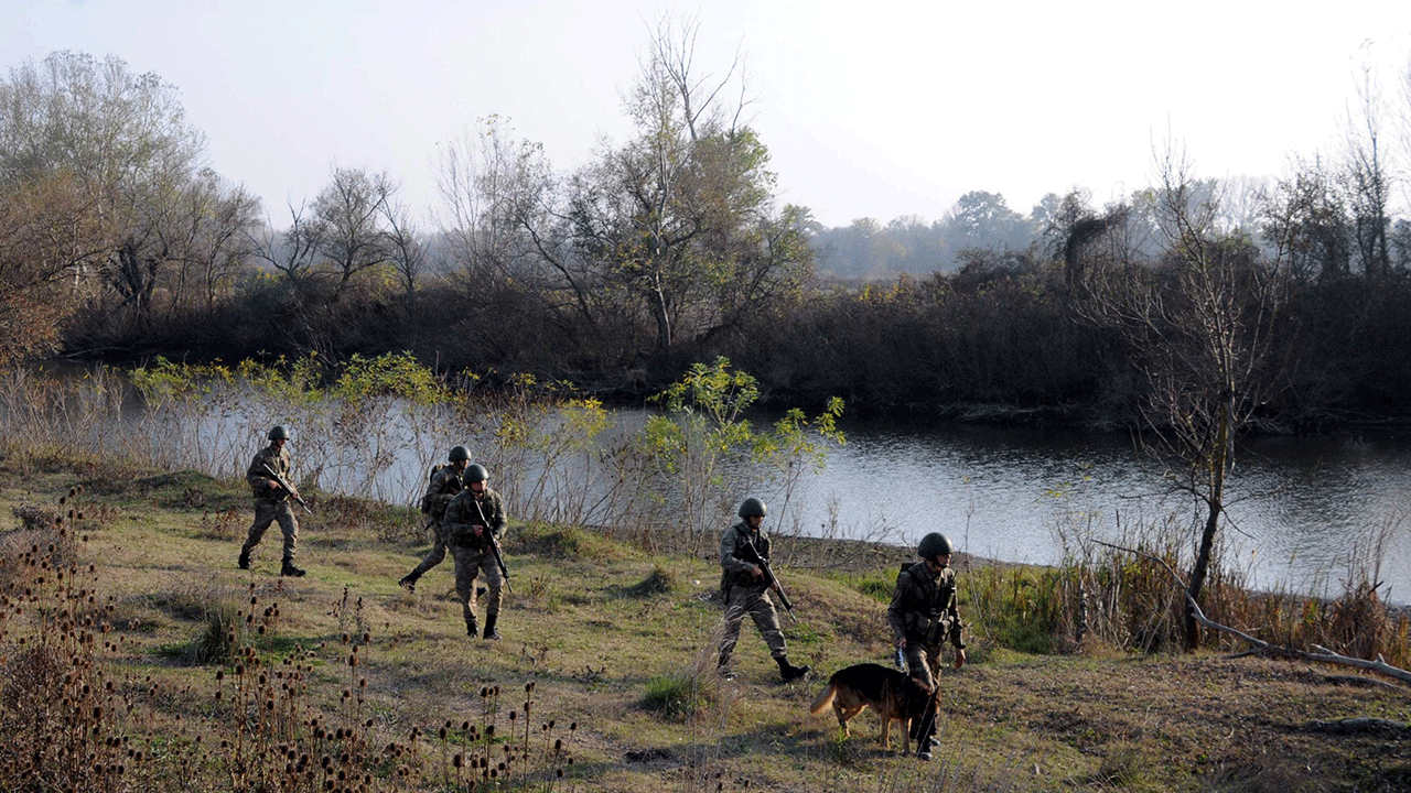 Yunanistan’a kaçarken paketlendiler