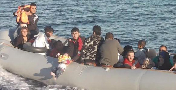 Yunanistan'a kaçmaya çalışan Suriyeliler Sahil Güvenliği bebekle tehdit etti