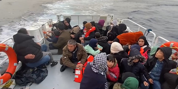 Yunanistan'a kaçmaya çalışırken arızalanan botla ölüm tehlikesi atlattılar!