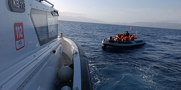 Yunanistan'a lastik botla geçmeye çalışırken yakalandılar