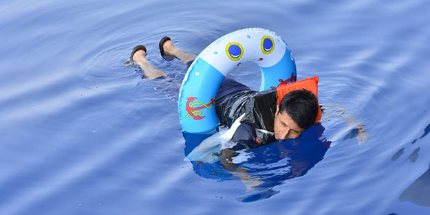Yunanistan'a yüzerek kaçmaya çalışırken yakalandı