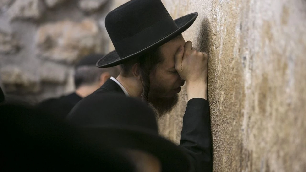 Yunanistan'da bir adam, Siyonist Yahudinin kulağını ısırarak kopardı