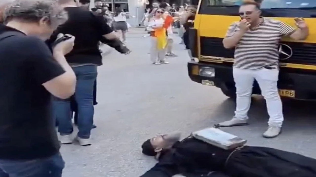Yunanistan'da bir rahip LGBT’lileri durdurup ‘Tövbe edin’ diye bağırdı! Türkiye'dr bunu imam yapsa CHP’liler camileri taşlardı