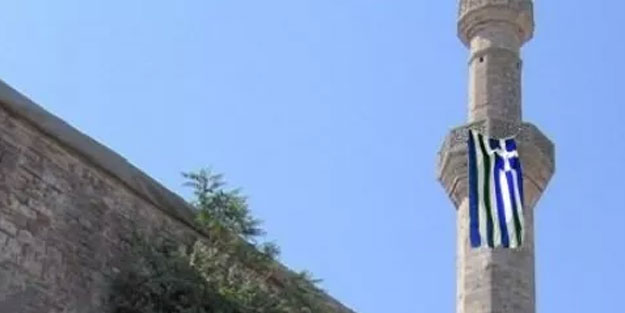 Ayasofya hazımsızlığı bunu da yaptırdı! Camiye Yunan bayrağı asıldı