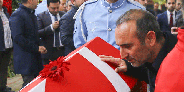 Yunanistan'da dev skandal! Türk bayrağını öptüğü için...