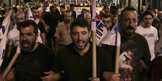 Yunanistan'da halk yine sokaklarda