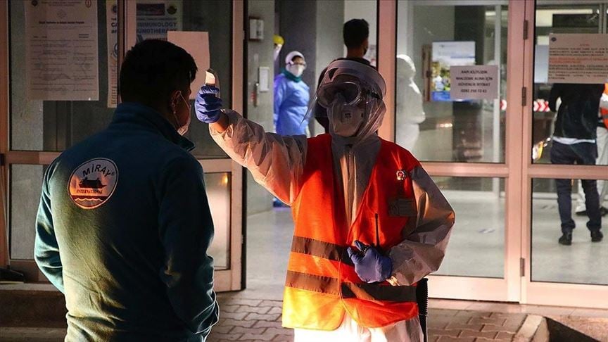 Yunanistan'da karantinaya alınan El. Venizelos gemisinin Türk yolcuları Türkiye'ye getirildi