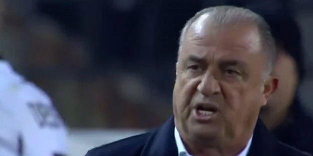 Yunanistan'da korkutan anlar! Ettiği küfür ekrana yansıdı! İşte Gerçek Fatih Terim'i Yunanistan'da gördü...