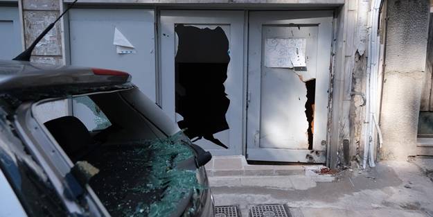 Yunanistan'da mescidin de bulunduğu binanın önüne patlayıcı atıldı!