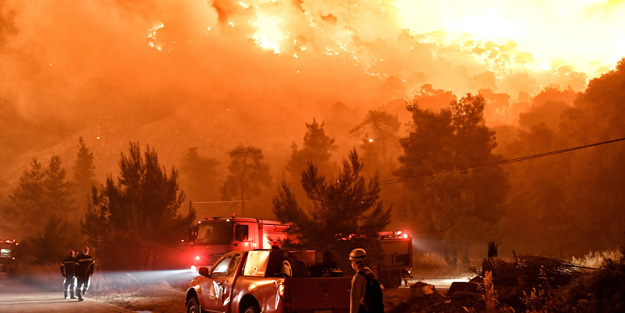 Yunanistan'da orman yangını! Tehlike Atina'ya ilerliyor