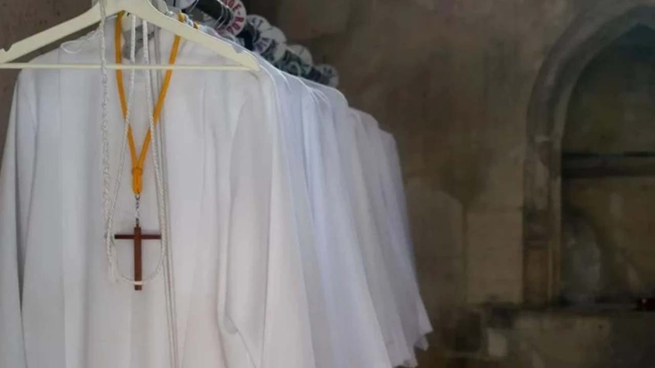 Yunanistan'da papazlar pes dedirtti: 3 milyon euroyu gece kulübünde akladı! Söz ettiren tablo gündem oldu