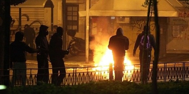 Yunanistan yine savaş alanına döndü